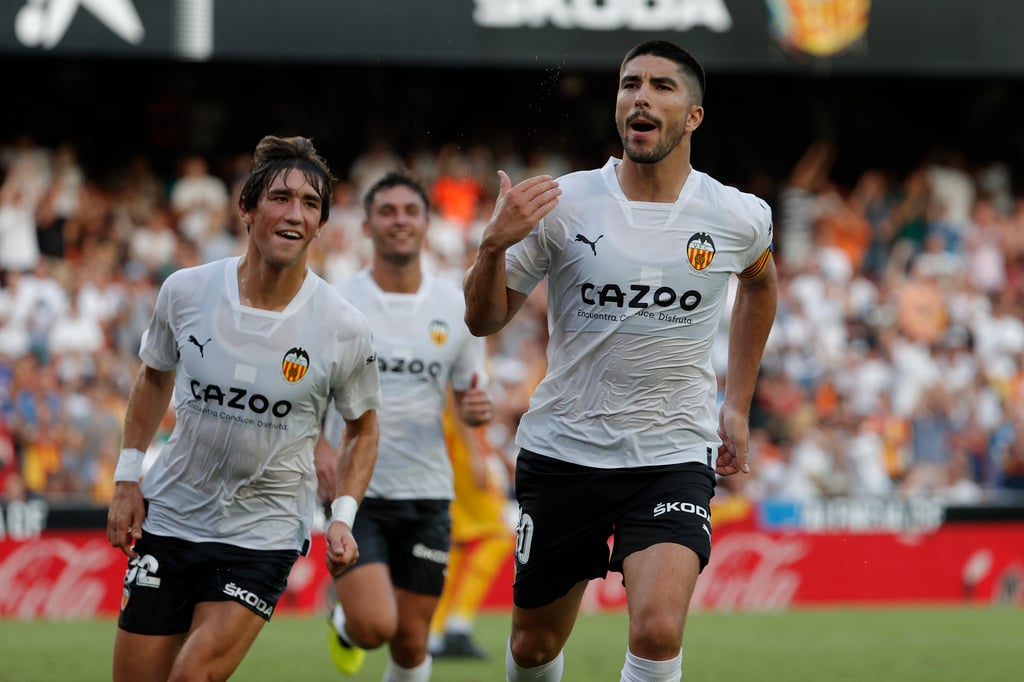 Valencia CF vs Girona: Un penalti de  de Carlos Soler da los puntos a un Valencia en inferioridad