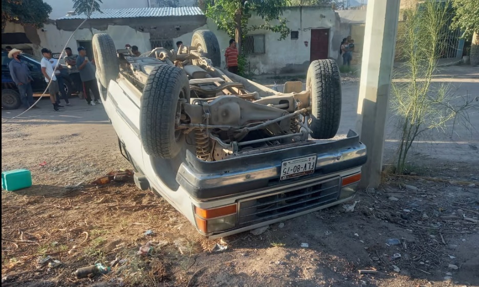 Jóvenes abandonan camioneta tras sufrir volcadura en Lerdo