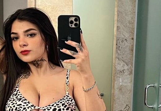 Karely Ruiz posa con chamarra abierta y sin nada abajo