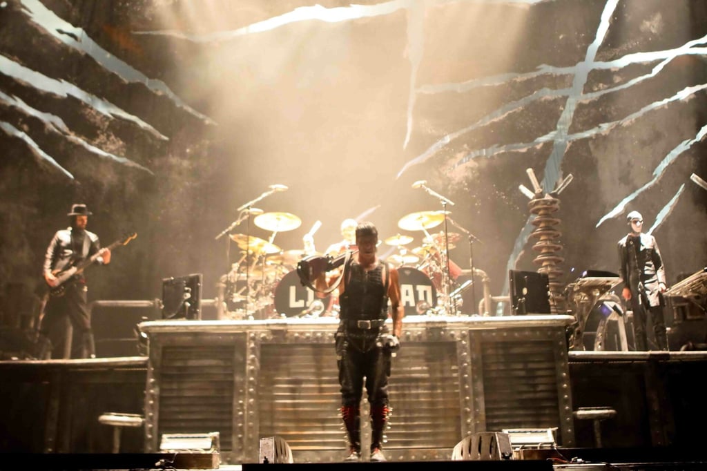 Fans piden no arrojar peluches de Dr. Simi durante presentación de Rammstein en México