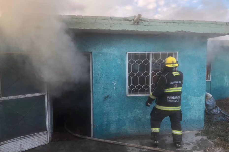 Incendio en vivienda de Gómez Palacio deja cuantiosos daños materiales