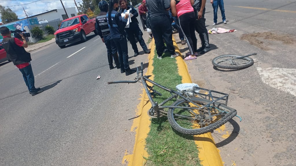 Chocan moto y bicicleta sobre bulevar Luis Donaldo Colosio; niño y adulto resultaron heridos