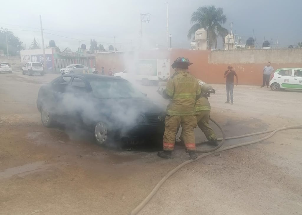 Arde vehículo en la ciudad de Durango; se originó por una falla mecánica