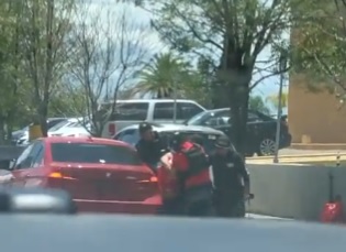 VIDEO: hombres armados someten a varón en vía pública de Durango
