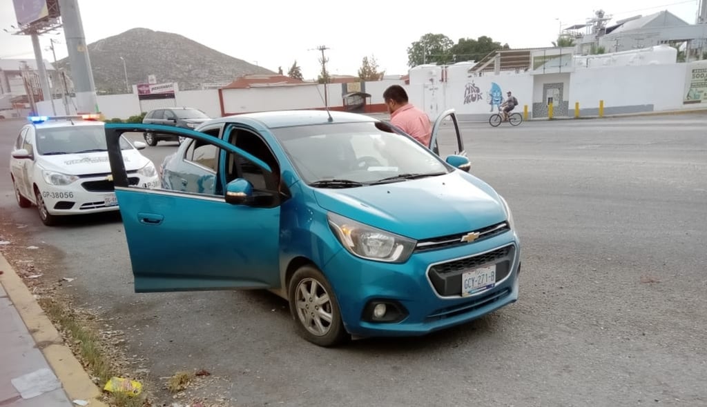 Toro se escapa de una traila y ataca a un auto