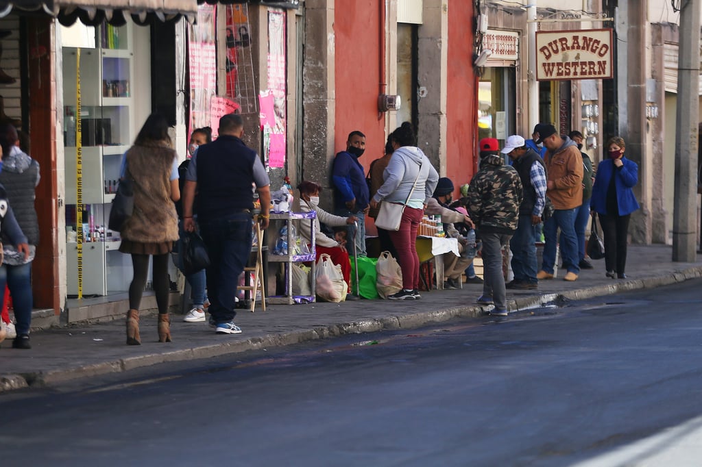 Desventaja. Quienes se desempeñan en el sector informal carecen de seguridad social y prestaciones que les permitan salir adelante. 