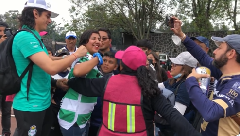 Aficionado de Pumas le pide a Carlos Acevedo que bese a su futura esposa 