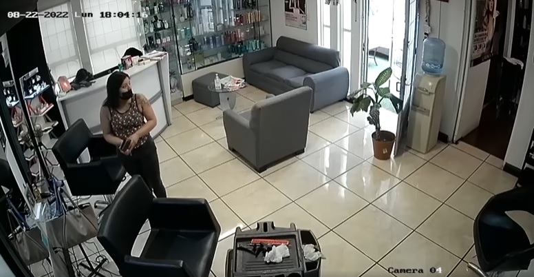 Graban a mujer robando en estética de Durango