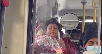 VIDEO: Captan a mujer preparándose micheladas en el transporte público