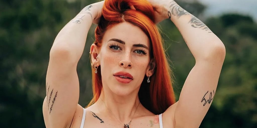 Nikki Olin muestra sus tatuajes y algo mas