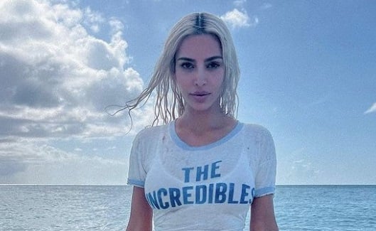 Kim Kardashian 'deslumbra' con traje plateado