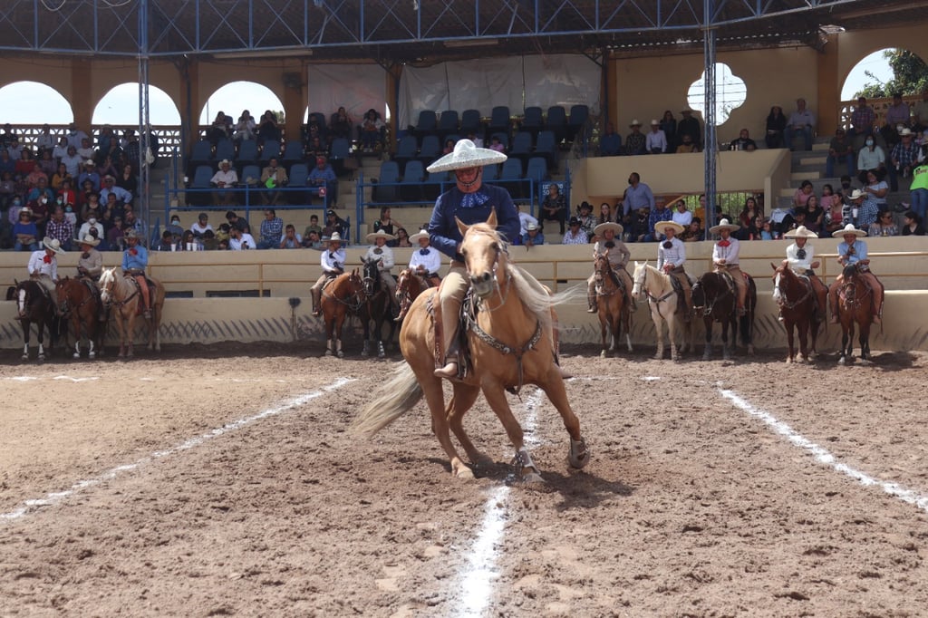 Charreada de lujo en el lienzo de Gómez Palacio