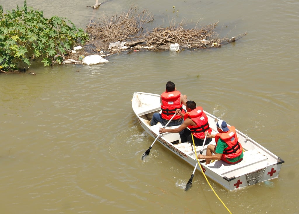 Buscan a un varón que cayó al río Nazas