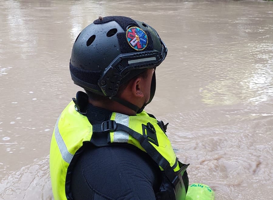 Bomberos de Durango apoyan en búsqueda de varón que cayó al río Nazas