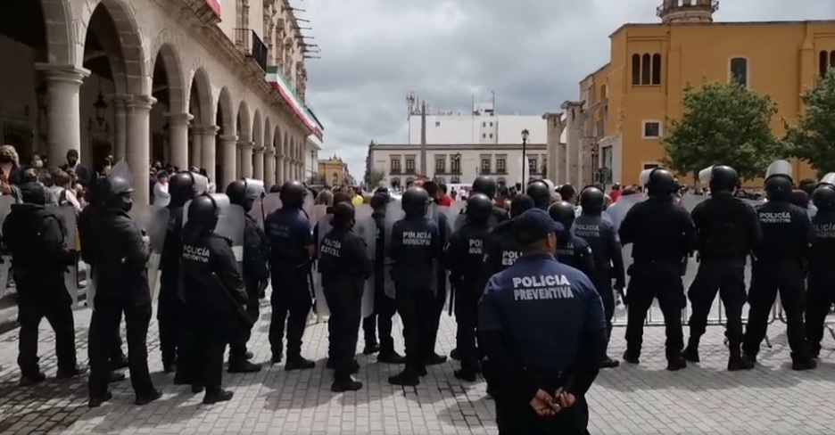 Grupo antimotines le hace frente a docentes de la CNTE en Durango