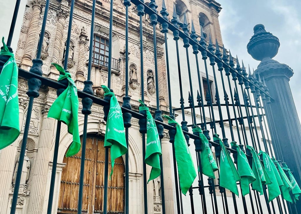 Feministas colocan pañuelos verdes en la Catedral de Durango para pedir aborto legal