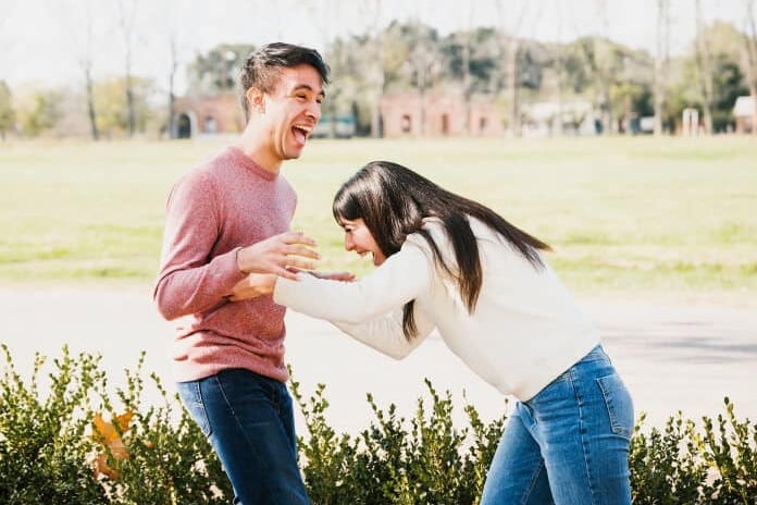 ¿El piquete de cosquillas se puede considerar acoso sexual?