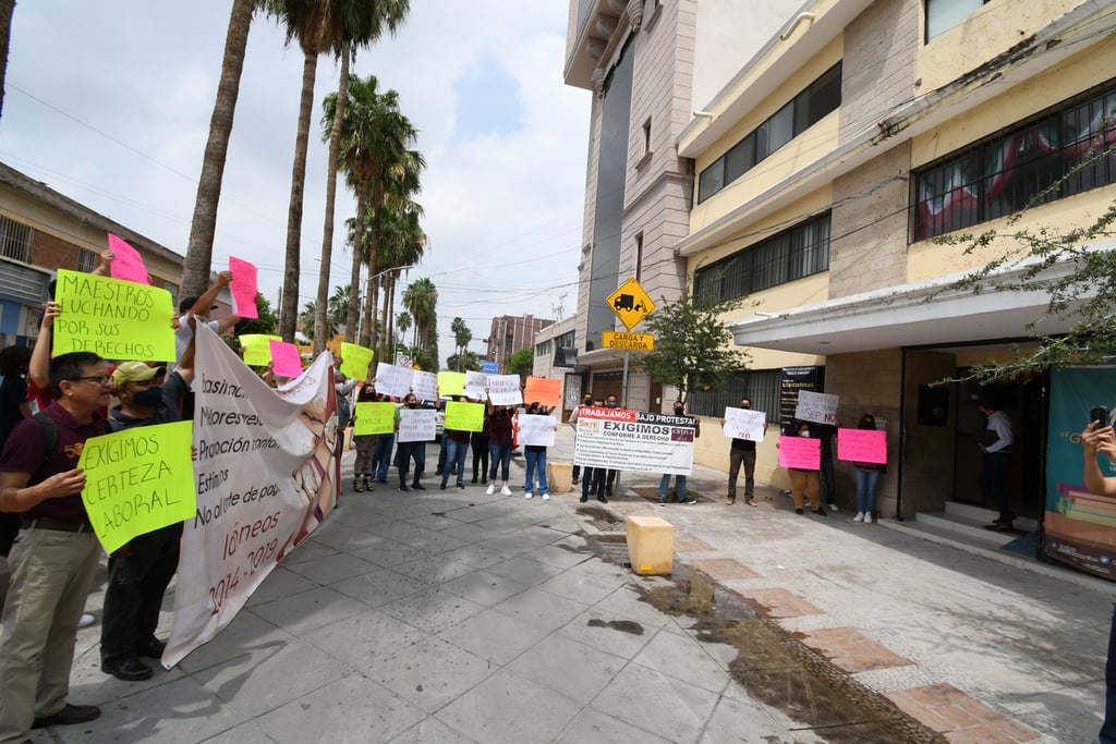 Marchan docentes de Lerdo a Torreón