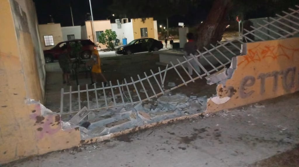 Conductor en presunto estado de ebriedad se impacta contra una barda en Gómez Palacio