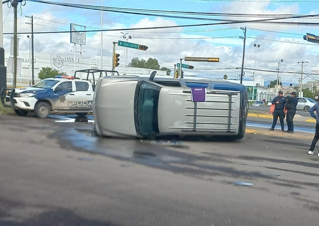 Acccidente.  Una camionieta de la marca Chevrolet terminó volcada en el bulevar Francisco Villa.