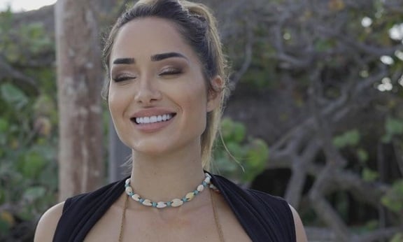 Bru Luccas muestra la celulitis de su retaguardia con bikini