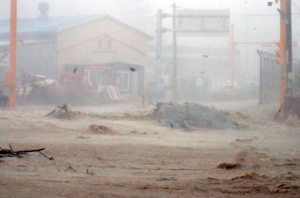 Golpea tifón 'Hinnamnor' a Corea del Sur, hay al menos un desaparecido y miles de evacuados