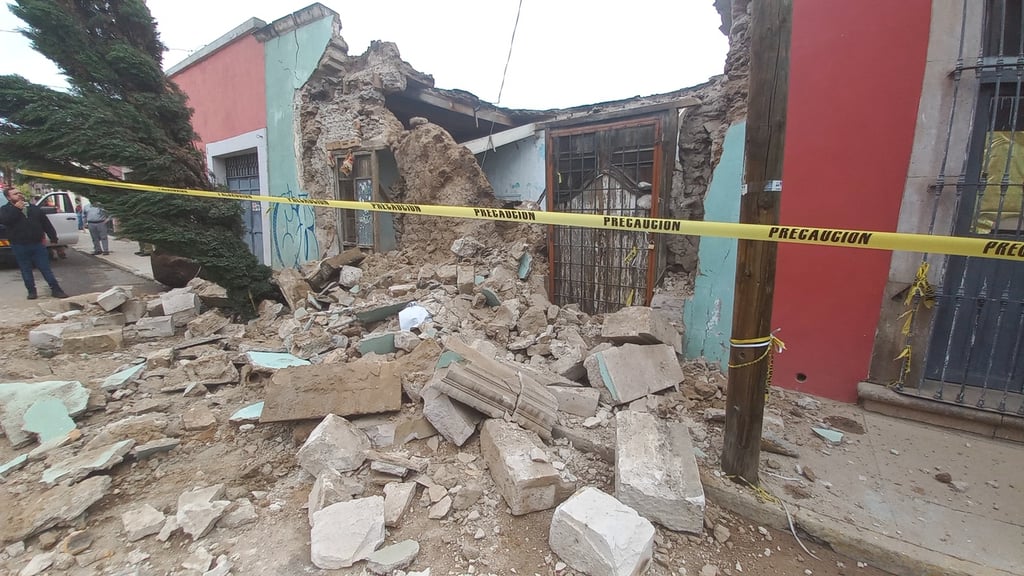 Riesgo. La fachada de una casa se derrumbó en la Zona Centro de la capital duranguense.