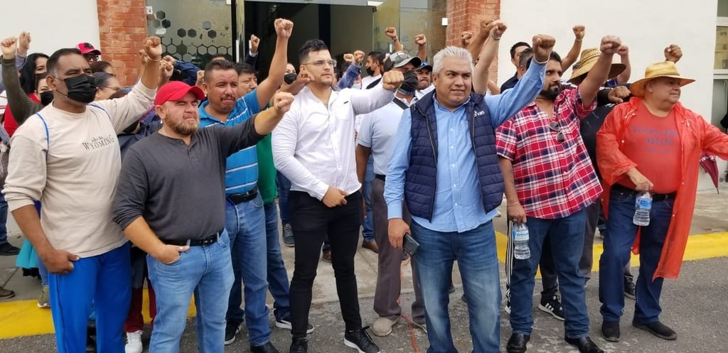 Maestros de Gómez Palacio realizan plantón ante falta de bonos