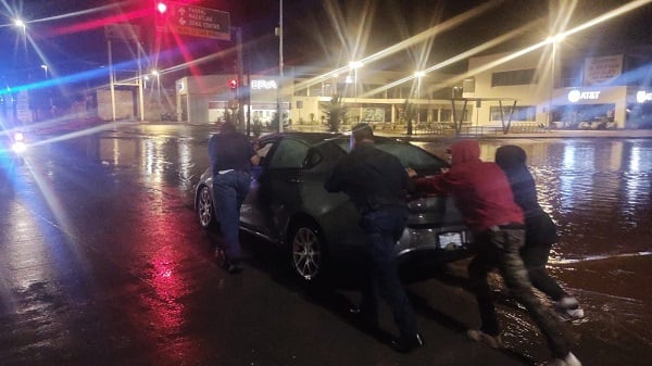 Auxilian a duranguenses por afectaciones de lluvia