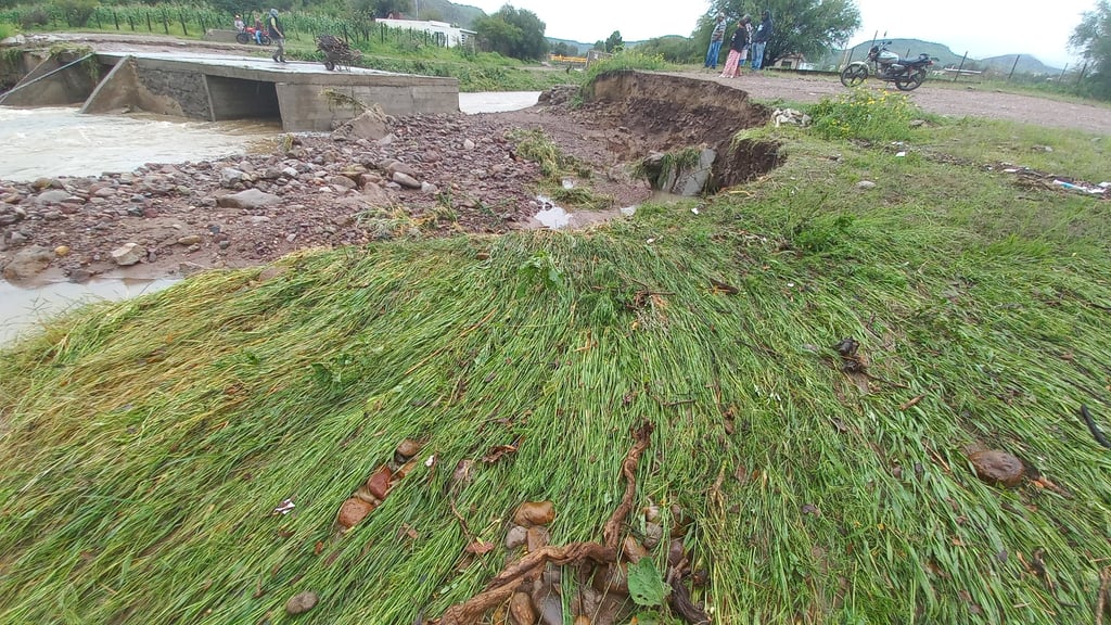 Por crecida de arroyo, se derrumba puente en Santiago Bayacora