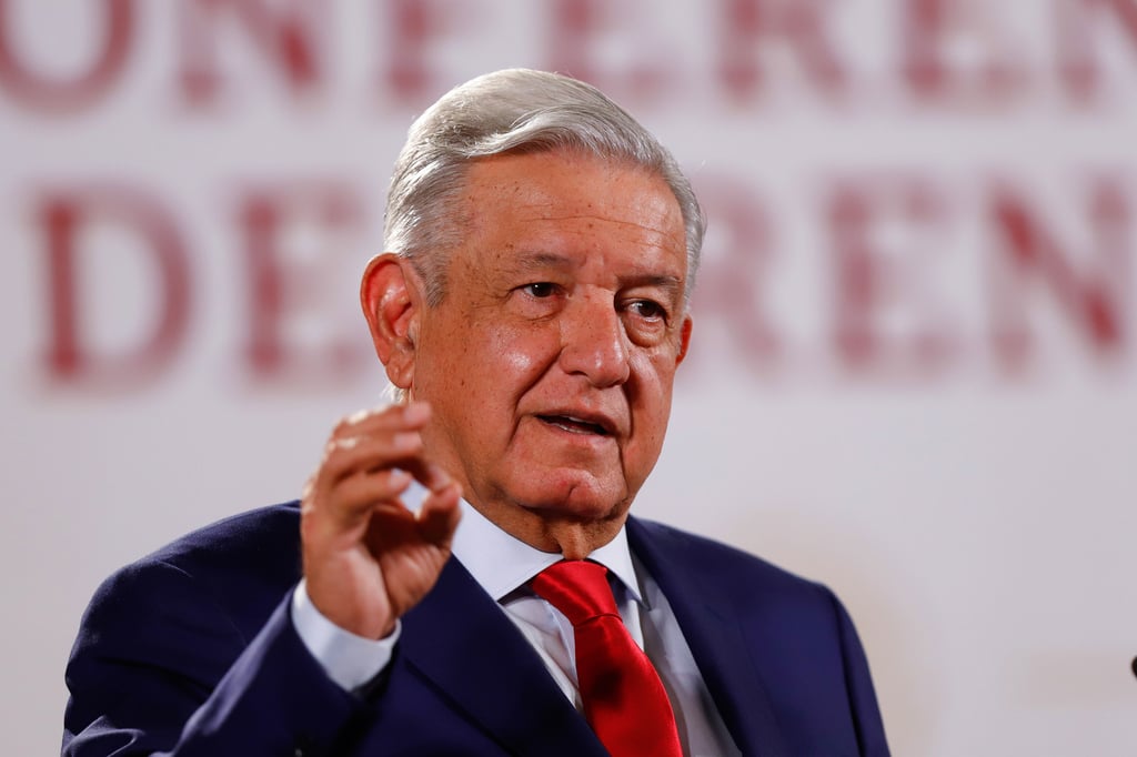 AMLO revela que sí usa el 'teléfono rojo' para hablar con su gabinete