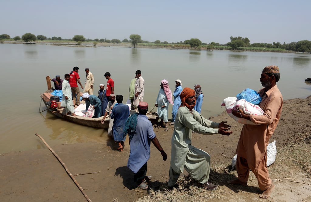 Rescatan a personas atrapadas por inundaciones en Pakistán, cientos han muerto desde junio