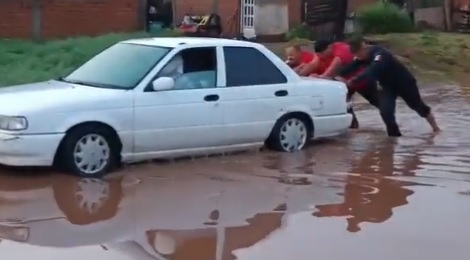 VIDEO: Reportan decena de vehículos varados por encharcamientos en calles de Durango