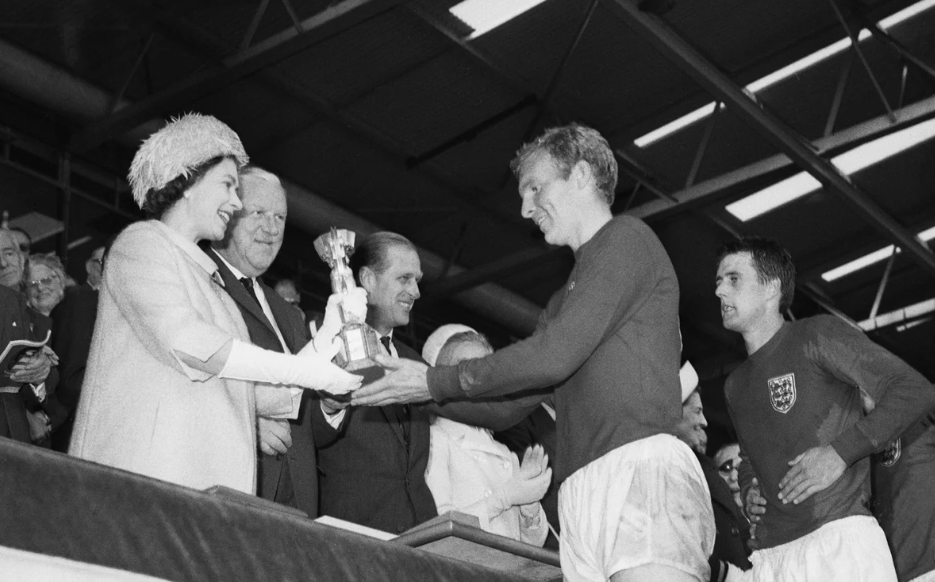 El día que la Reina Isabel II entregó la Copa del Mundo a Inglaterra
