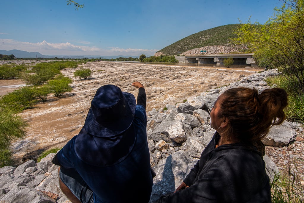 Desvían agua al lecho del Nazas