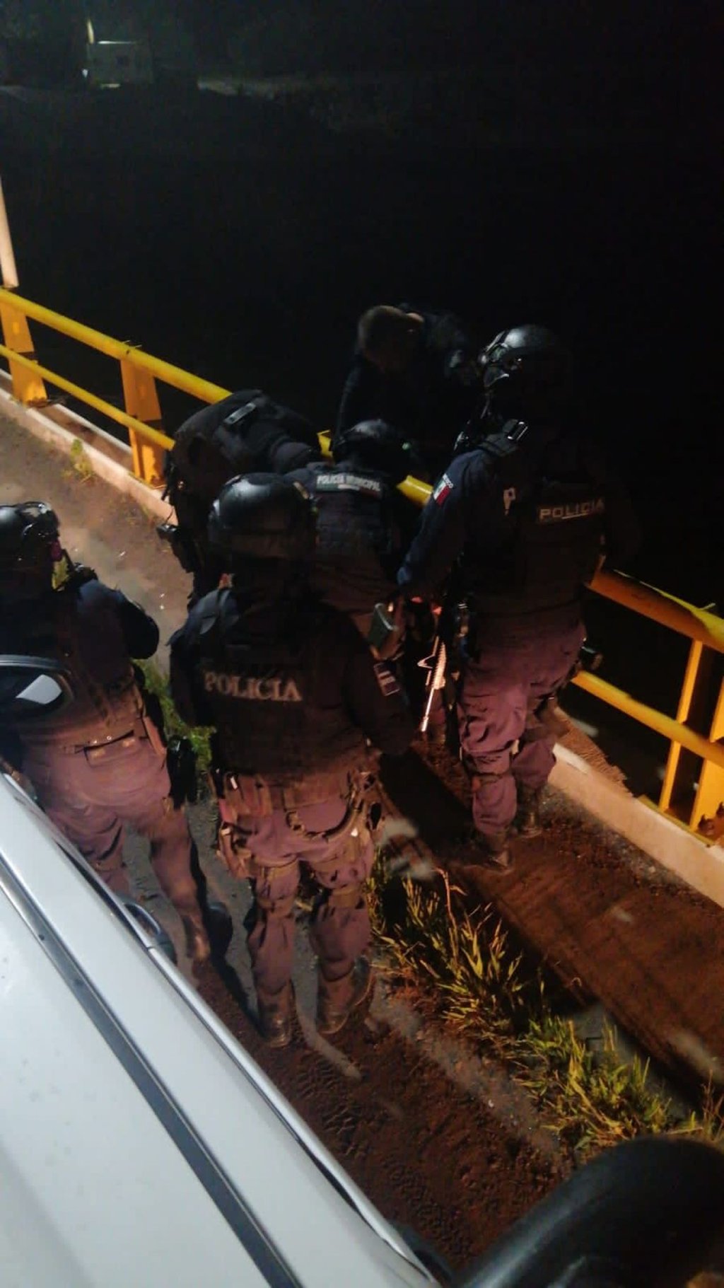 Evitan que hombre se lance de un puente en El Nayar