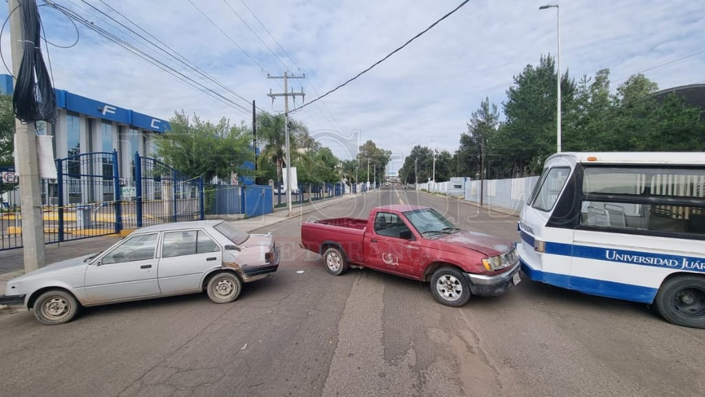 Estudiantes de la UJED mantienen protestas; más calles amanecieron bloqueadas