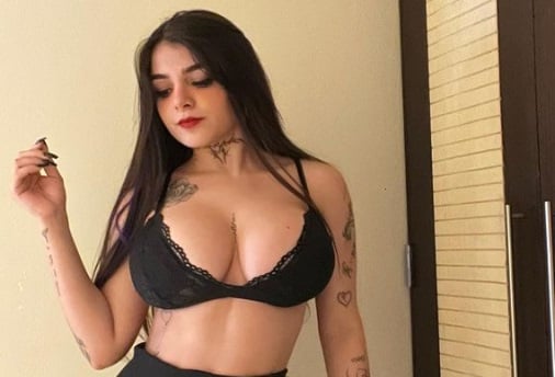 Karely Ruiz luce sus 'despampanantes' con bikini en el mar