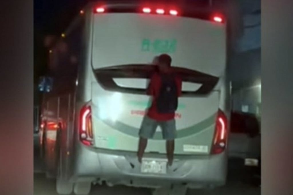 VIDEO: ¡Suben! captan a joven trepado en la parte trasera de un camión