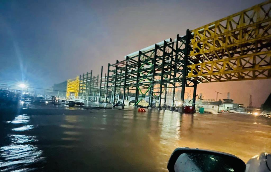 Lamentan inundación en refinería de Dos Bocas, aseguran se ha convertido en 'parque acuático'