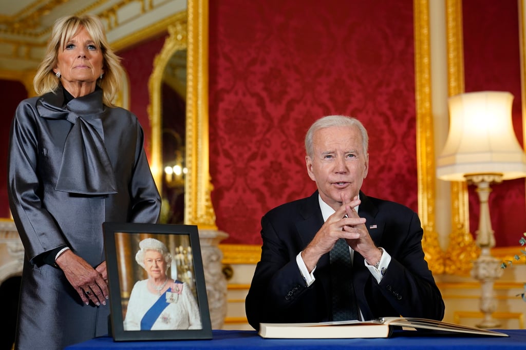 Joe Biden rinde respeto ante el féretro de la reina Isabel II