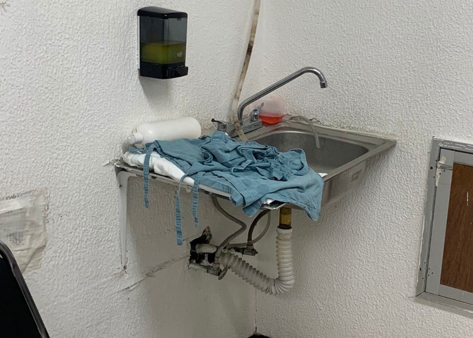 Usuarios exhiben sangre seca, hongos y mugre en Urgencias del ISSSTE de Durango