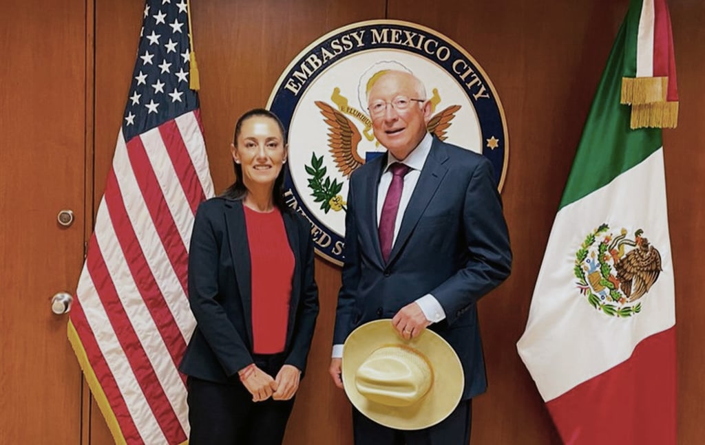 Ken Salazar llama 'presidenta' a Sheinbaum y luego corrige