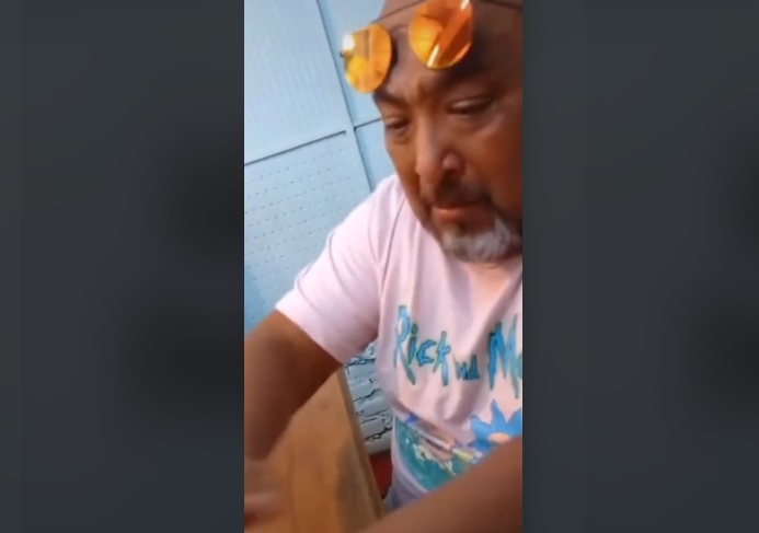 Video: Papá daltónico se vuelve tendencia al descubrir que 'no es blanco'