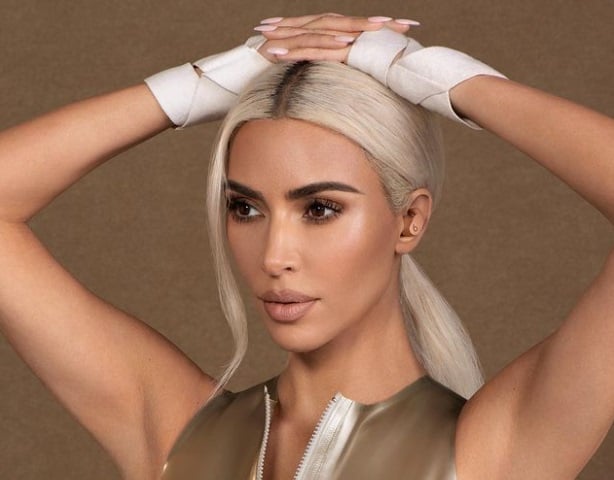 Kim Kardashian posa con ropa interior transparente
