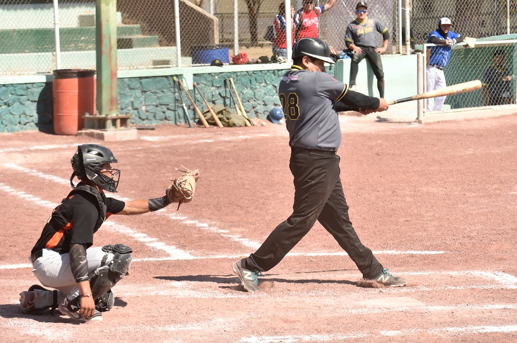 Apretados juegos en Liga de Beisbol de Empleados y Profesionistas