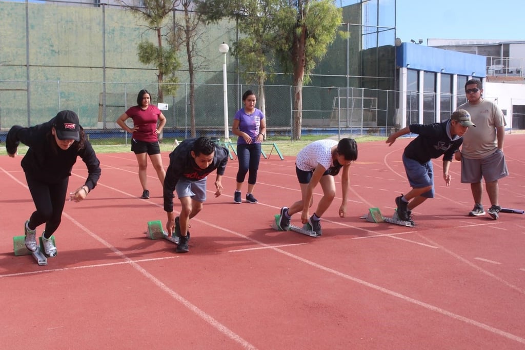 Entrenan atletas de Súchil en el IED