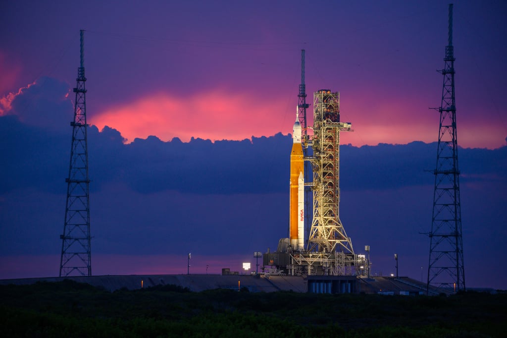 NASA mantiene fecha de despegue de Artemis I pero atenta a depresión tropical