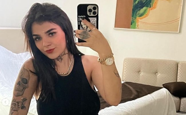 Karely Ruiz se deja ver en topless tras anunciar su soltería