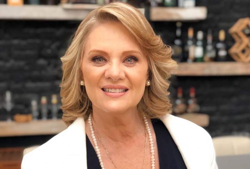 ¡Vestida y alborotada! Érika Buenfil revela quién la dejó plantada antes de casarse